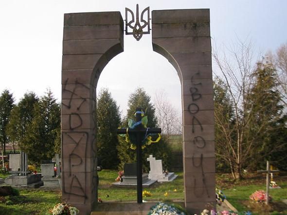 У Польщі на могилі воїнів УПА намалювали свастику