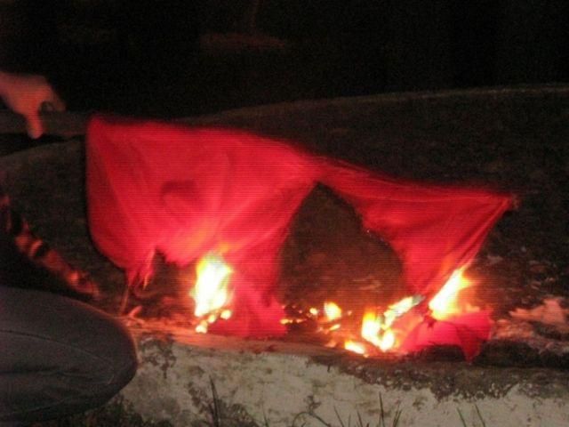В Виннице сожгли коммунистический флаг (Фото)