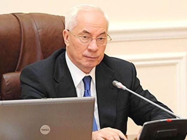 Азаров "сэкономил" на часах (Фото) Азаров "сэкономил" на часах (Фото)