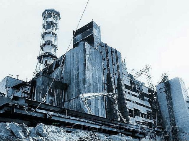 На Чорнобильській АЕС підняли першу частину укриття (Фото)