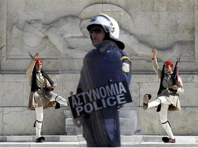 Греческий полицию забросали "коктейлем Молотова"