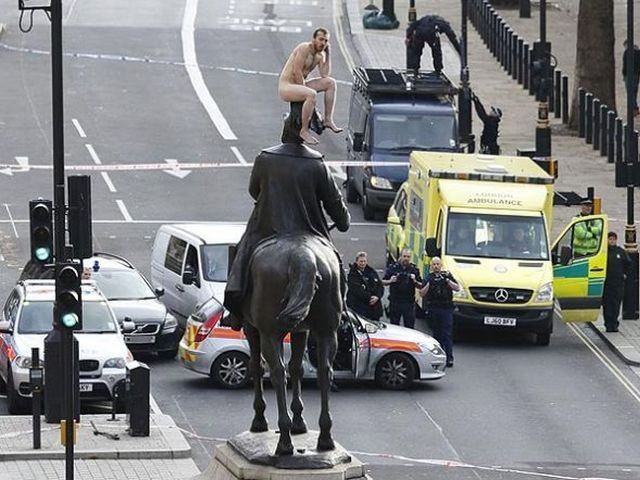 Голый украинец взобрался на статую в центре Лондона (Фото, видео) Голый украинец взобрался на статую в центре Лондона (Фото, видео)