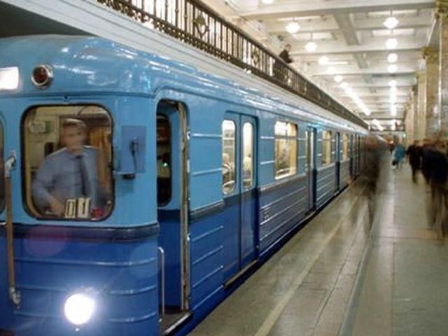 У київському метро на колію впав чоловік У київському метро на колію впав чоловік