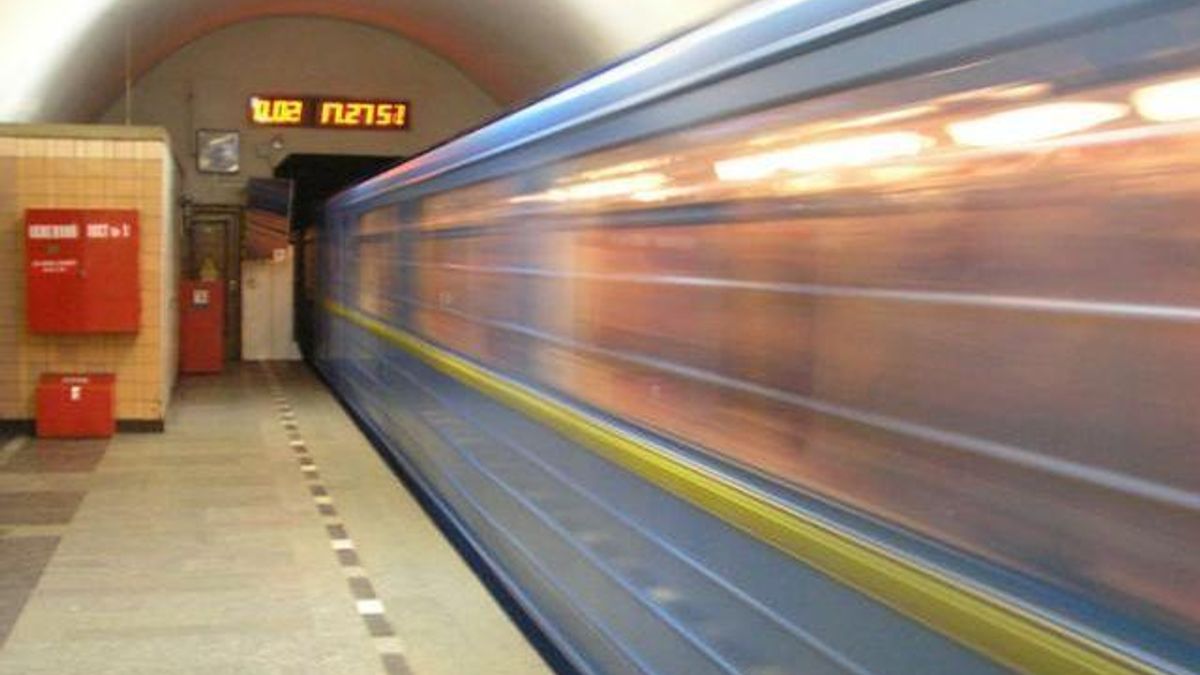 Пасажир, який упав на колію метро, загинув Пасажир, який упав на колію метро, загинув