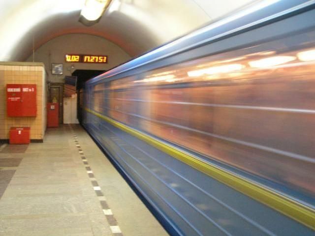 Пасажир, який упав на колію метро, загинув