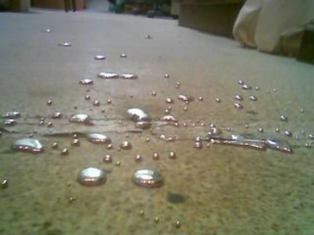 В Днепропетровске возле жилого дома разлили ртуть В Днепропетровске возле жилого дома разлили ртуть