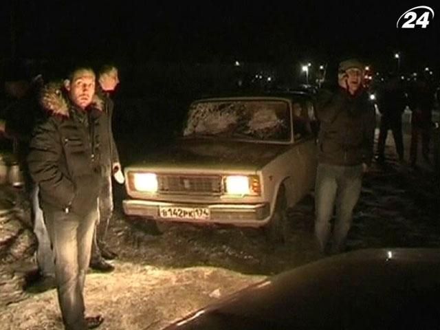 У колонии в Челябинской области родственники стали на защиту заключенных У колонии в Челябинской области родственники стали на защиту заключенных