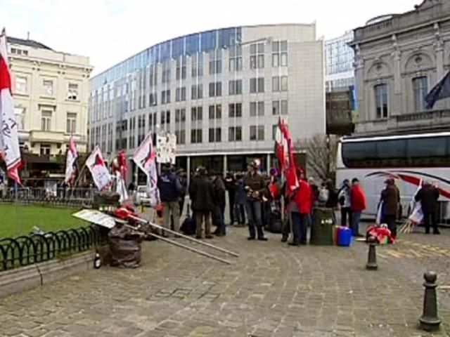 Європарламент залили молоком, молочники побилися з поліцією Європарламент залили молоком, молочники побилися з поліцією