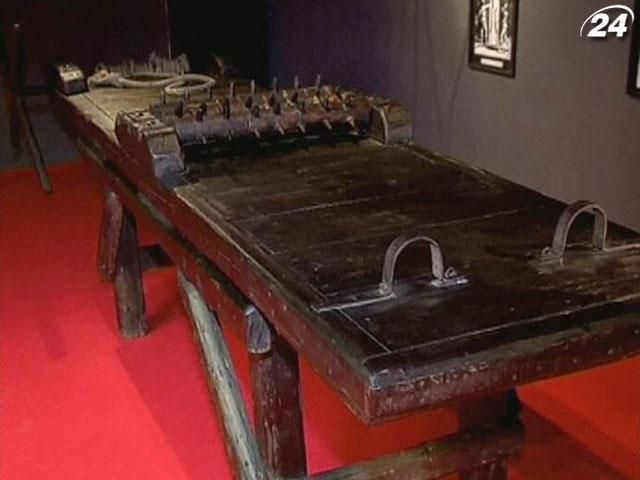 Полякам показали жестокие орудия пыток Полякам показали жестокие орудия пыток