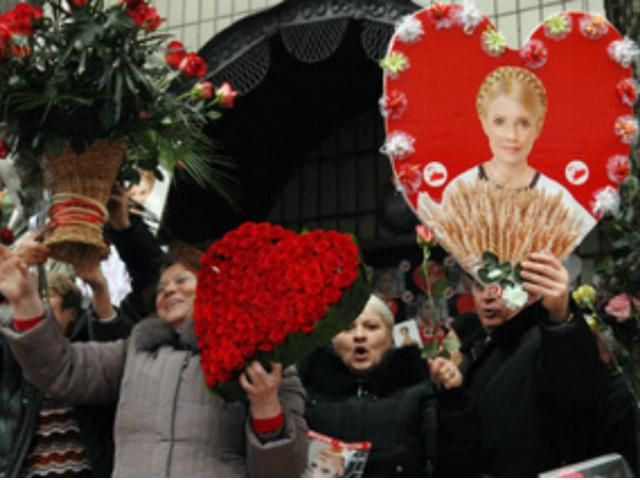 У Харкові 100 прихильників Тимошенко співають їй пісні на честь дня народження