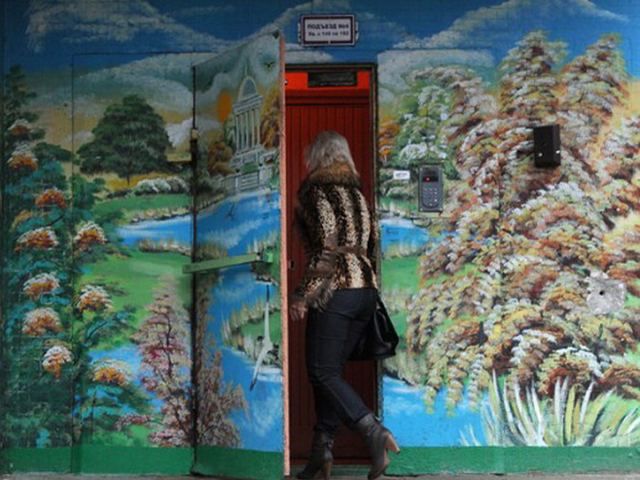 Художник-самоучка розмалював стіни свого під’їзду Художник-самоучка розмалював стіни свого під’їзду