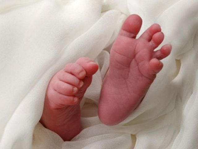 Горе-мати розмішувала їжу немовляти термометром Горе-мати розмішувала їжу немовляти термометром