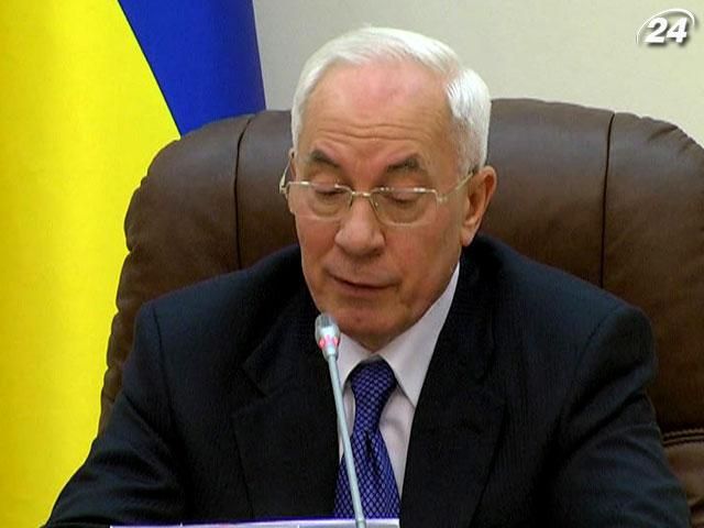 Азаров поможет с декабрьскими зарплатами Азаров поможет с декабрьскими зарплатами