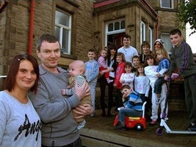 У британській сім'ї вже 16 дітей, мама хоче ще одного малюка