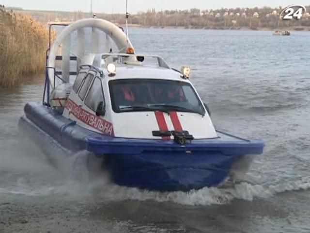 МЧСники Запорожья учились спасать зимних рыбаков МЧСники Запорожья учились спасать зимних рыбаков