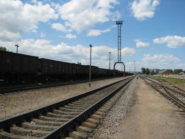 В Донецкой области столкнулись 2 поезда: 7 грузовых вагонов сошли с рельсов