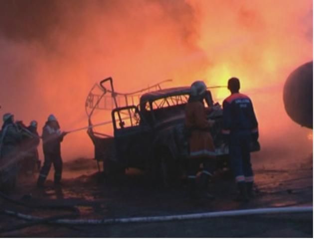 На Дніпропетровщині горів склад зі шинами (Фото) На Дніпропетровщині горів склад зі шинами (Фото)