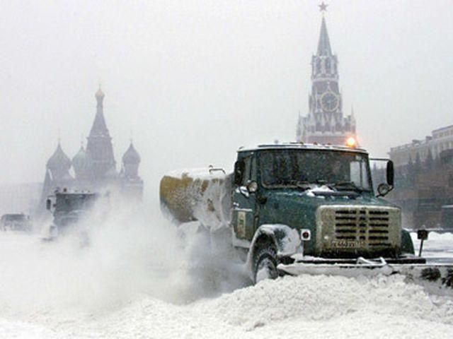 Москву покрыло снегом и ледяным дождем