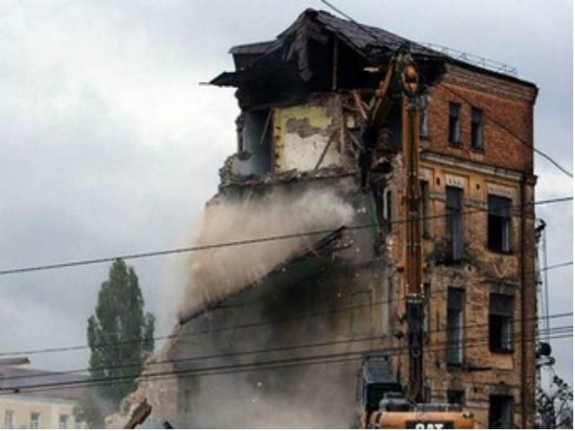 В столице снесли 2 исторических дома В столице снесли 2 исторических дома