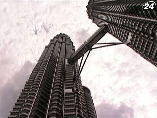 Вежі Петронас у Малайзії - найвищі хмарочоси-близнюки у світі