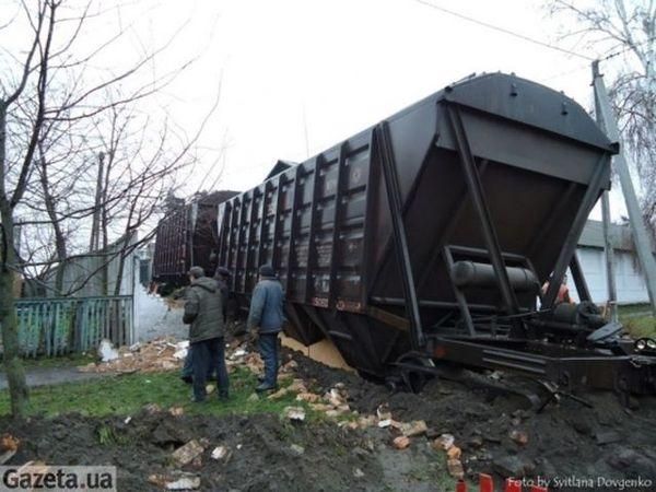 На Полтавщині вантажний потяг вилетів на центральні вулиці міста (Фото)