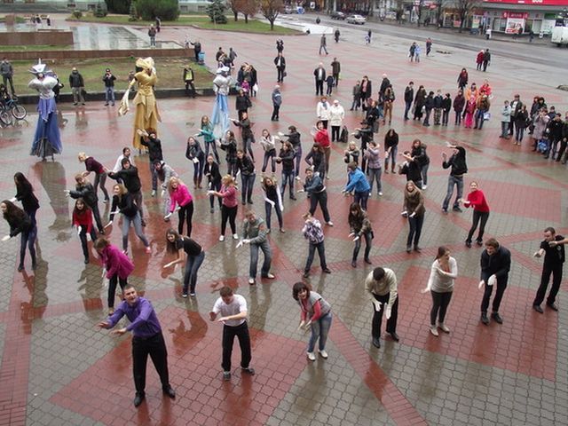 У Сімферополі молодь масово танцювала під "Gangnam Style"