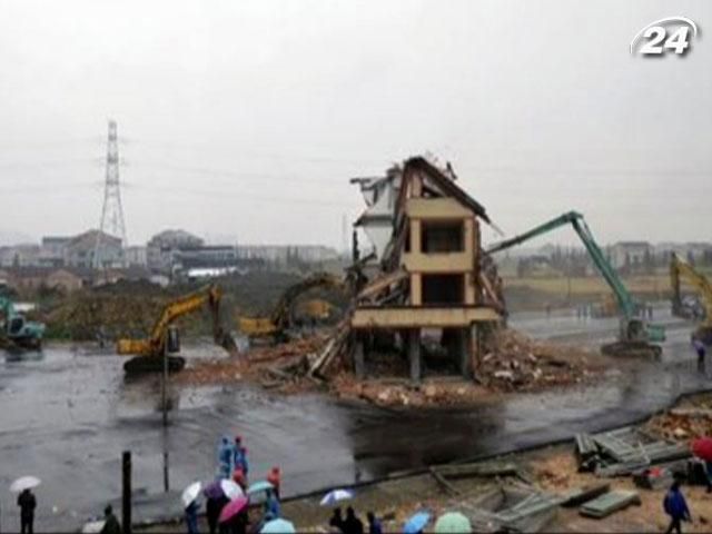 В Китае снесли дом, стоявший посреди шоссе