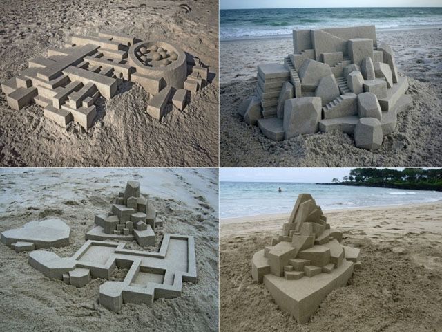Футуристичні замки з піску на пляжі Футуристичні замки з піску на пляжі