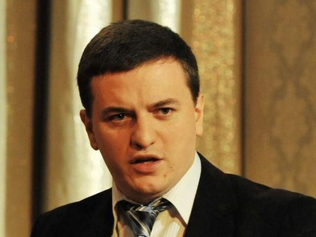 После того, что Янукович сделал с Конституцией, он должен на ней жениться, - коммунист