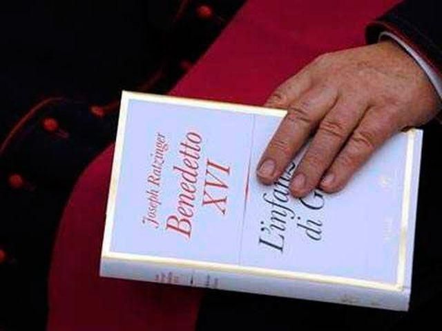 Книга Папи Римського знову стала бестселером в Італії
