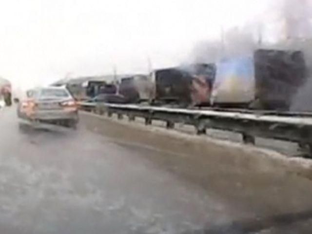 Между Москвой и Петербургом растянулся затор длиной 200 километров (Видео) Между Москвой и Петербургом растянулся затор длиной 200 километров (Видео)