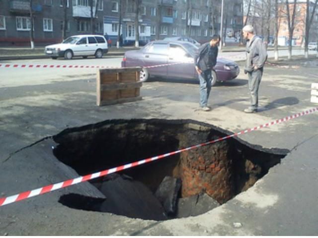 У Києві автомобіль провалився крізь землю