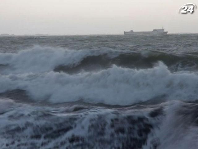 Через шторм в Криму морські хвилі сягають 3 метрів в висоту