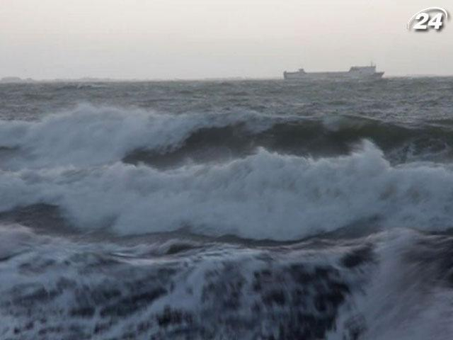 Через шторм в Криму морські хвилі сягають 3 метрів в висоту Через шторм в Криму морські хвилі сягають 3 метрів в висоту