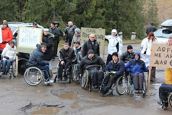 Инвалиды перекрыли дорогу в знак протеста (Фото)