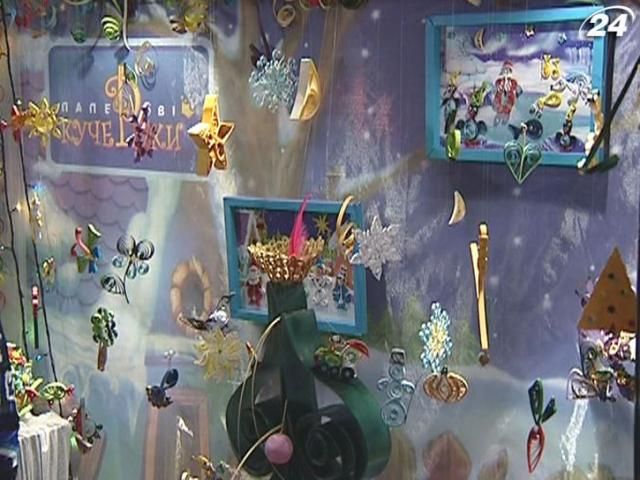 В музее игрушки открылась выставка украшений из бумаги В музее игрушки открылась выставка украшений из бумаги