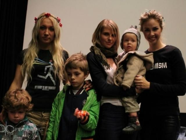 FEMENістки вирішили підтримати українську порноакторку (Фото) FEMENістки вирішили підтримати українську порноакторку (Фото)