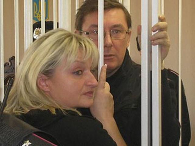 Ирине Луценко все же дали 15 минут на разговор с мужем