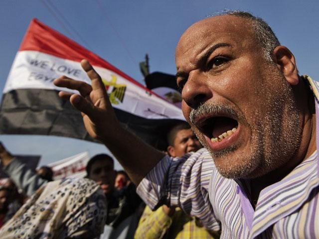 В Каире демонстранты прорвались в президентский дворец