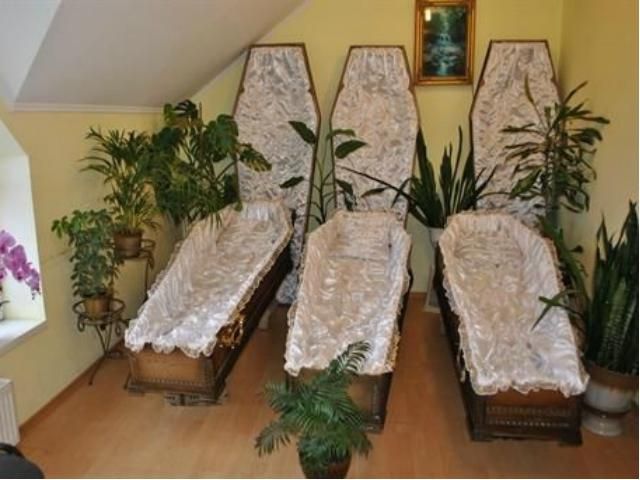В Трускавце можно полежать в гробу за 25 долларов (Фото) В Трускавце можно полежать в гробу за 25 долларов (Фото)