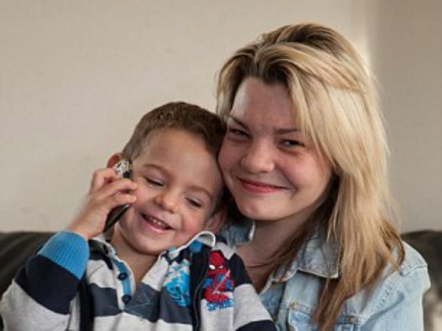 У Британії 3-річний хлопчик врятував життя своїй мамі 