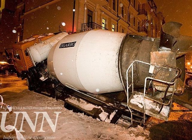 Опасный центр Киева: под землю провалилась бетономешалка (Фото) Опасный центр Киева: под землю провалилась бетономешалка (Фото)