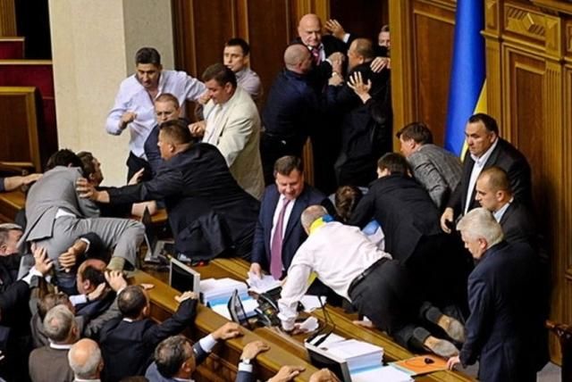 Опозиція вважає, що на задвірках Ради важче боротись з недержавними речами Опозиція вважає, що на задвірках Ради важче боротись з недержавними речами