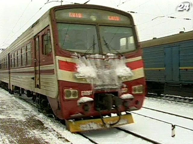 Движение поездов в Украине остановилось из-за льда на проводах