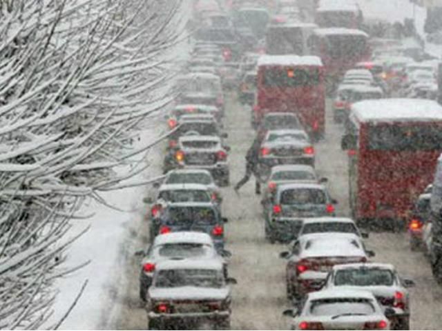 У Москві рух на дорогах знову паралізований через снігопад