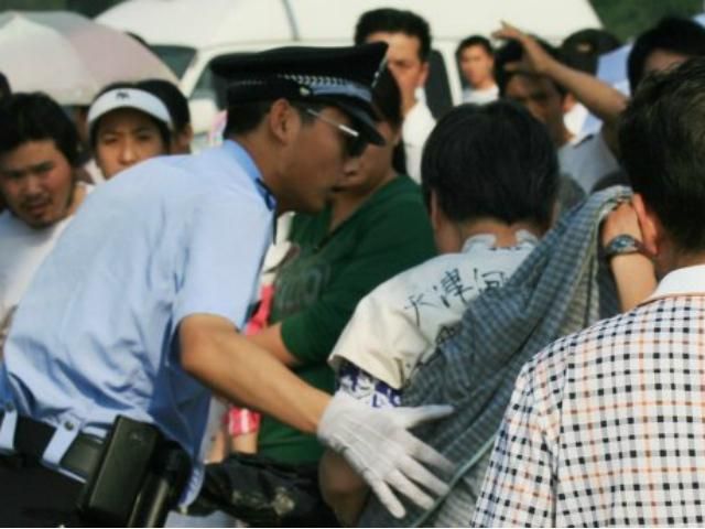 На акции протеста в Китае столкнулись митингующие и полиция На акции протеста в Китае столкнулись митингующие и полиция