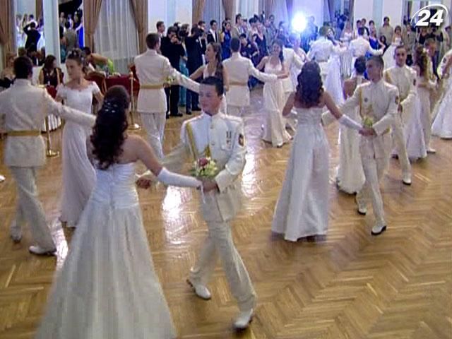 В Киевском военном лицее состоялся традиционный бал В Киевском военном лицее состоялся традиционный бал