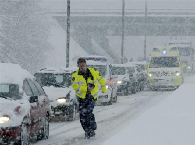 Из-за сильных снегопадов в Европе погибли 24 человека