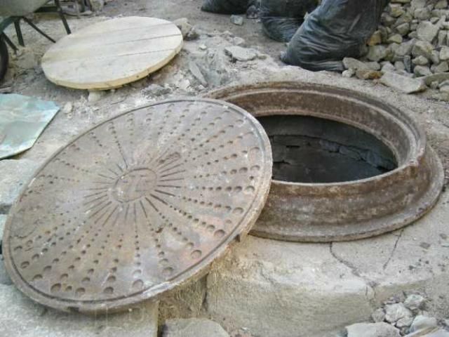 У Луганську жінка вийшла з маршрутки і відразу провалилась у каналізацію У Луганську жінка вийшла з маршрутки і відразу провалилась у каналізацію