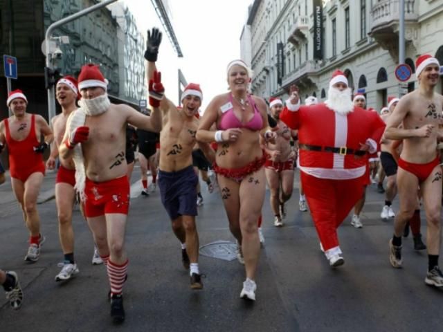 У Будапешті оголені Санти Клауси пробіглися вулицями (Фото)